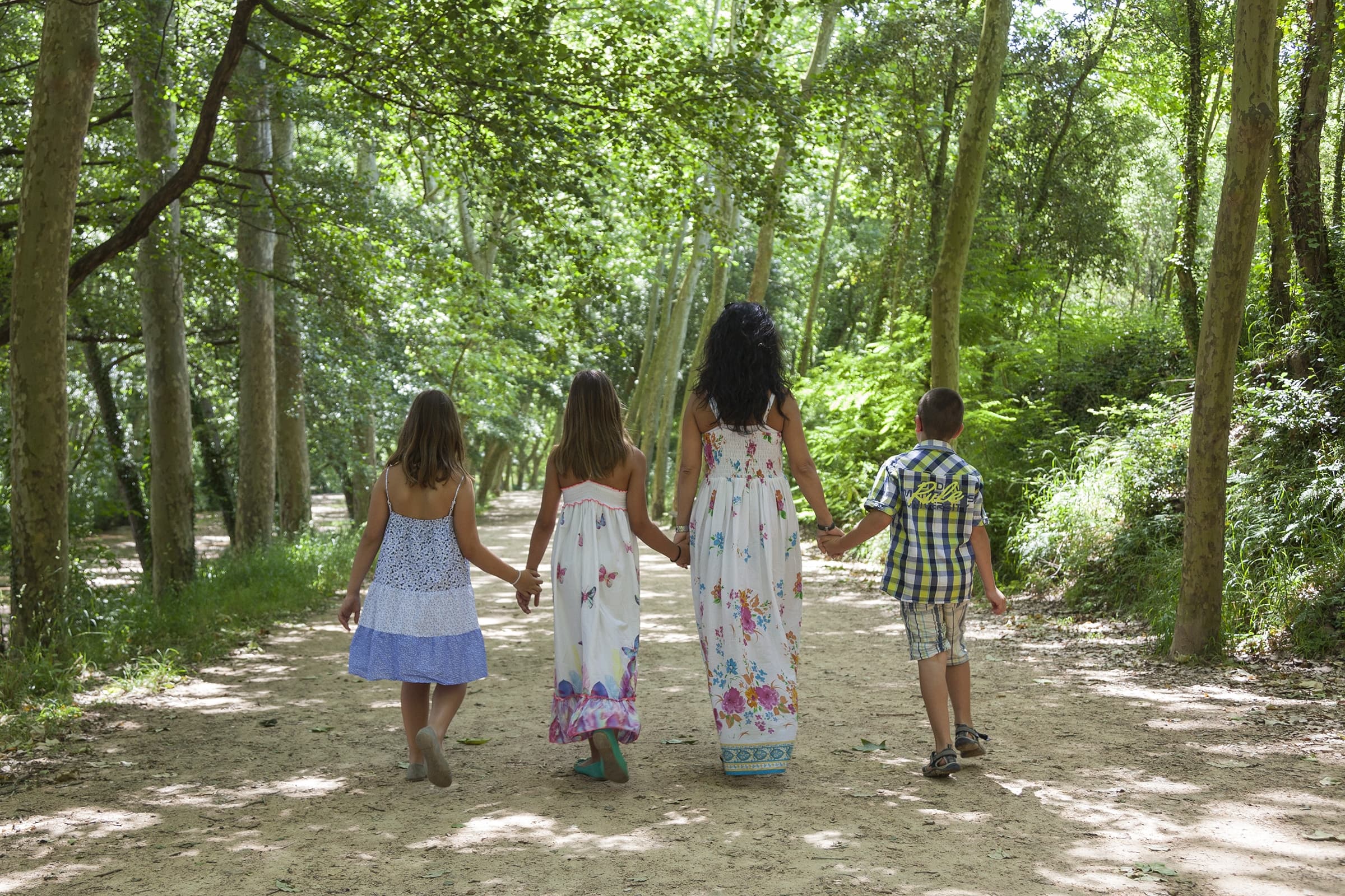 Rosa Aumedes paseando de la mano con sus tres hijos